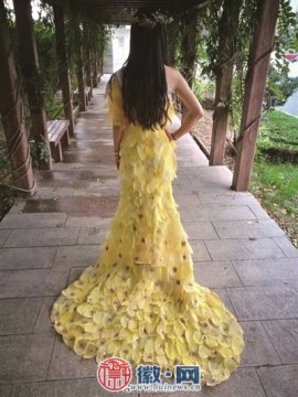 安徽一大学生用树叶做礼服